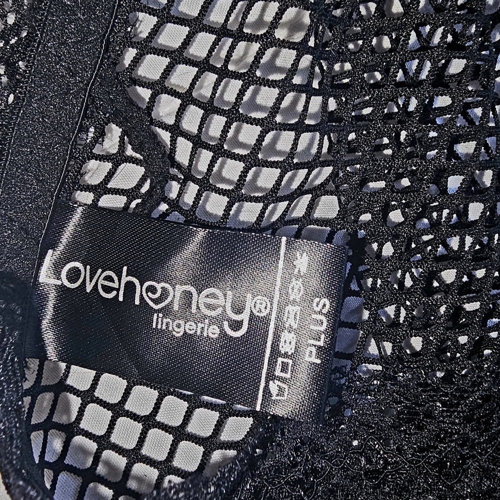 **SOLD** 𝕊𝕖𝕩𝕪 𝔽𝕚𝕤𝕙𝕟𝕖𝕥 𝕃𝕚𝕟𝕘𝕖𝕣𝕚𝕖 - Picture 4 of 9